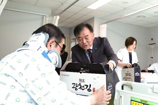한국보훈복지의료공단 박찬호 이사장 직무대행은 추석 명절을 앞둔 22일(화) 부산보훈병원을 찾아 입원 중인 국가유공자에게 위문품을 전달하며 쾌유를 기원했다. 