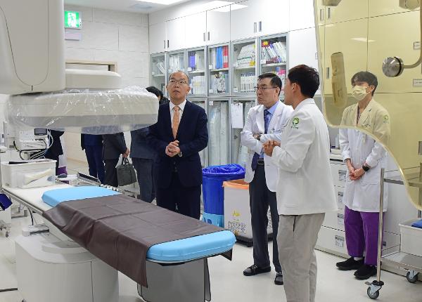 한국보훈복지의료공단 윤종진 이사장이 광주보훈병원 의료시설을 점검하고 있다.