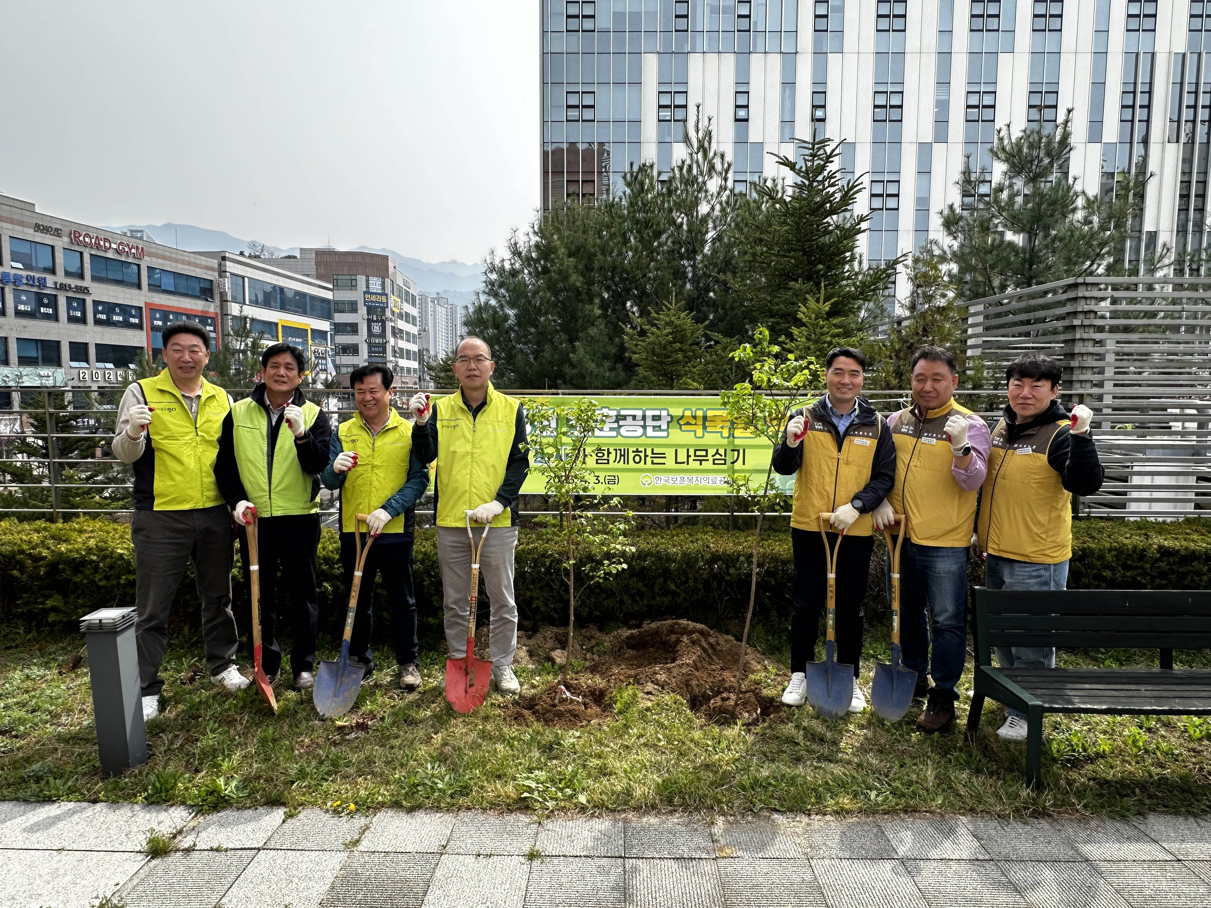 식목일을 앞둔 4월 3일(금), 한국보훈복지의료공단의 윤종진 이사장(왼쪽 네 번째)과 노동조합 대표가 식목일 기념식수를 심은 뒤 기념사진을 찍고 있다.