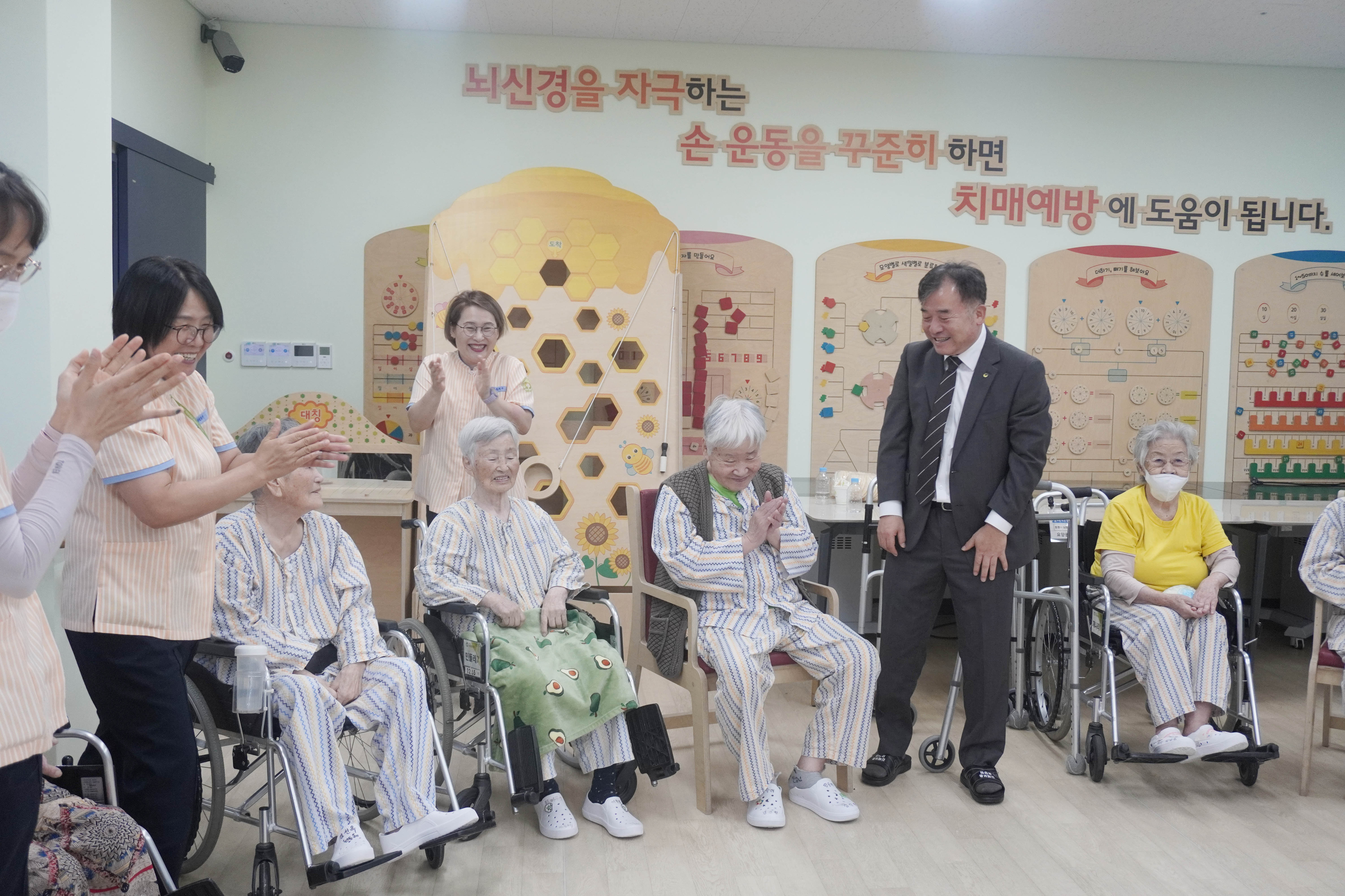 한국보훈복지의료공단 박찬호 이사장 직무대행은 22일(화) 김해보훈요양원을 방문해 입소 중인 국가유공자 어르신들의 건강과 안부를 살피고 따뜻한 소통의 시간을 가졌다. 