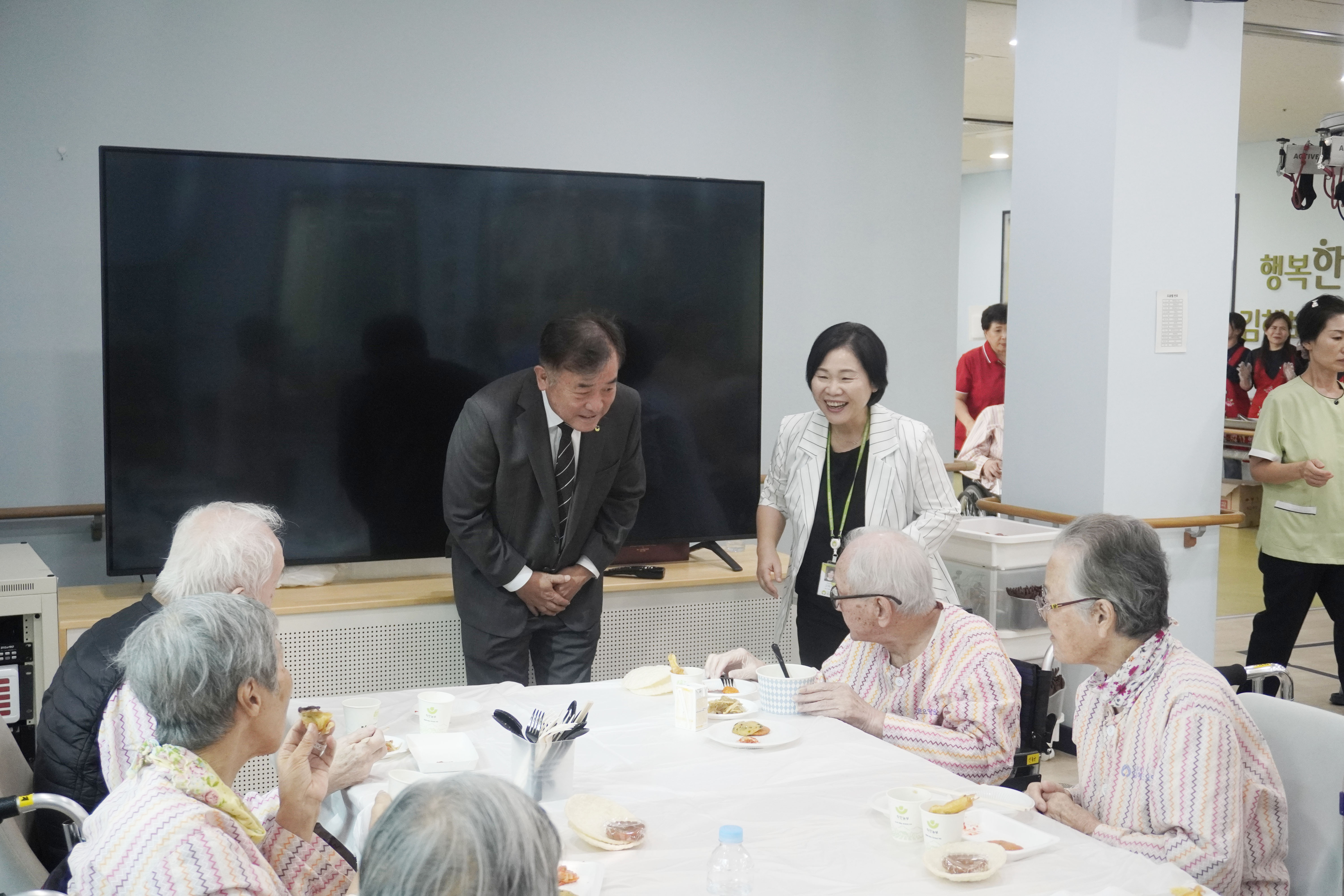 한국보훈복지의료공단 박찬호 이사장 직무대행은 22일(화) 김해보훈요양원을 방문해 입소 중인 국가유공자 어르신들의 건강과 안부를 살피고 따뜻한 소통의 시간을 가졌다. 