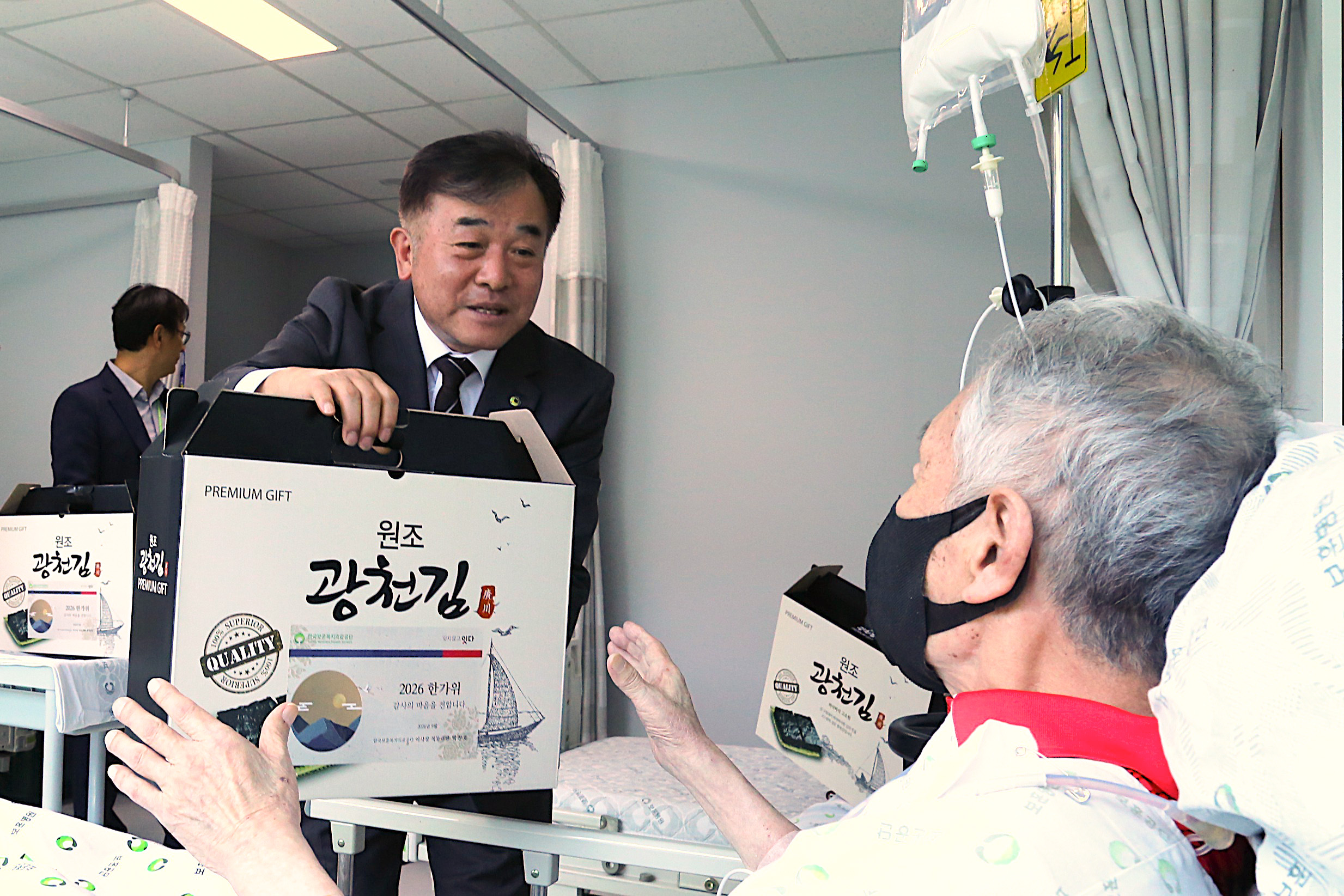 한국보훈복지의료공단 박찬호 이사장 직무대행은 추석 명절을 앞둔 22일(화) 부산보훈병원을 찾아 입원 중인 국가유공자에게 위문품을 전달하며 쾌유를 기원했다. 