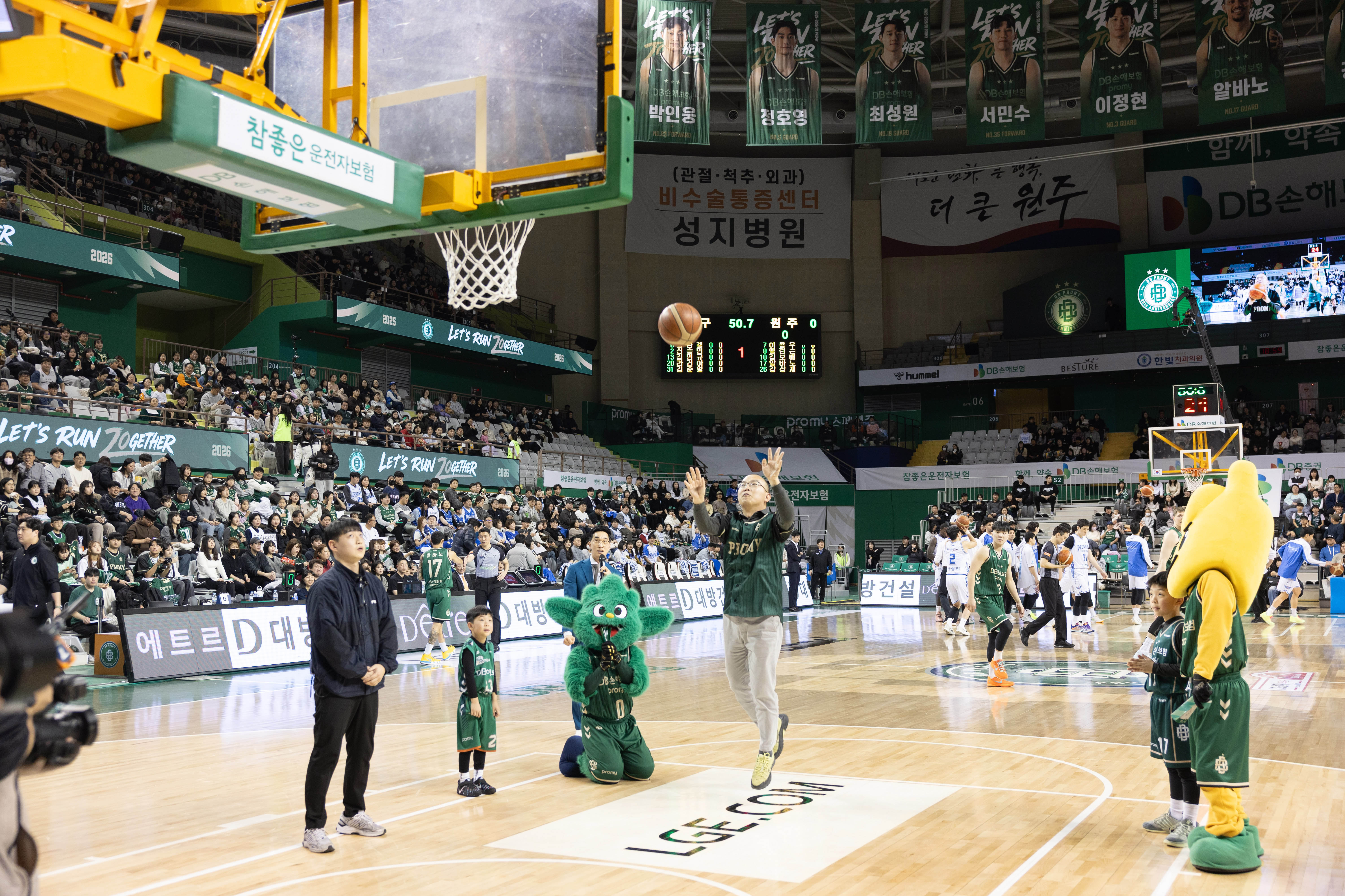 프로농구 원주 DB의 홈경기장에서 윤종진 한국보훈복지의료공단 이사장이 원주 DB의 승리를 기원하는 시투를 하고 있다.