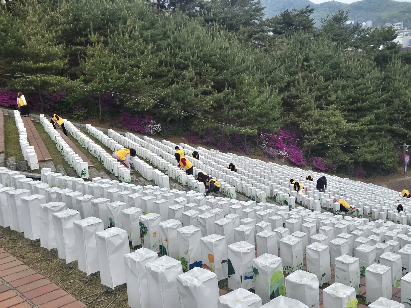 28일(화) 한국보훈복지의료공단 등 5개 공공기관 임직원들이 ‘제28회 원주한지문화제’에 쓰일 한지등(燈)을 설치하고 있다.