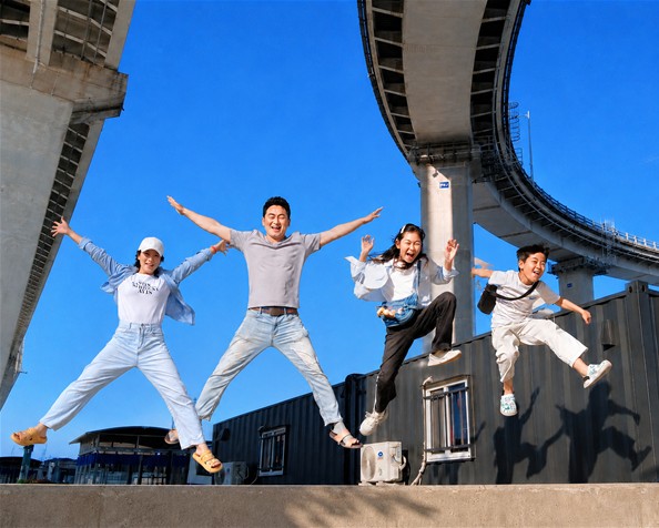 사진 부문 우수상 수상작 ‘함께라서 더 높이’ (출품자: 부산보훈병원 정진호). 가족이 함께 푸른 하늘을 향해 높이 뛰어오르며 행복한 일상을 나누는 모습을 생동감 있게 포착했다.