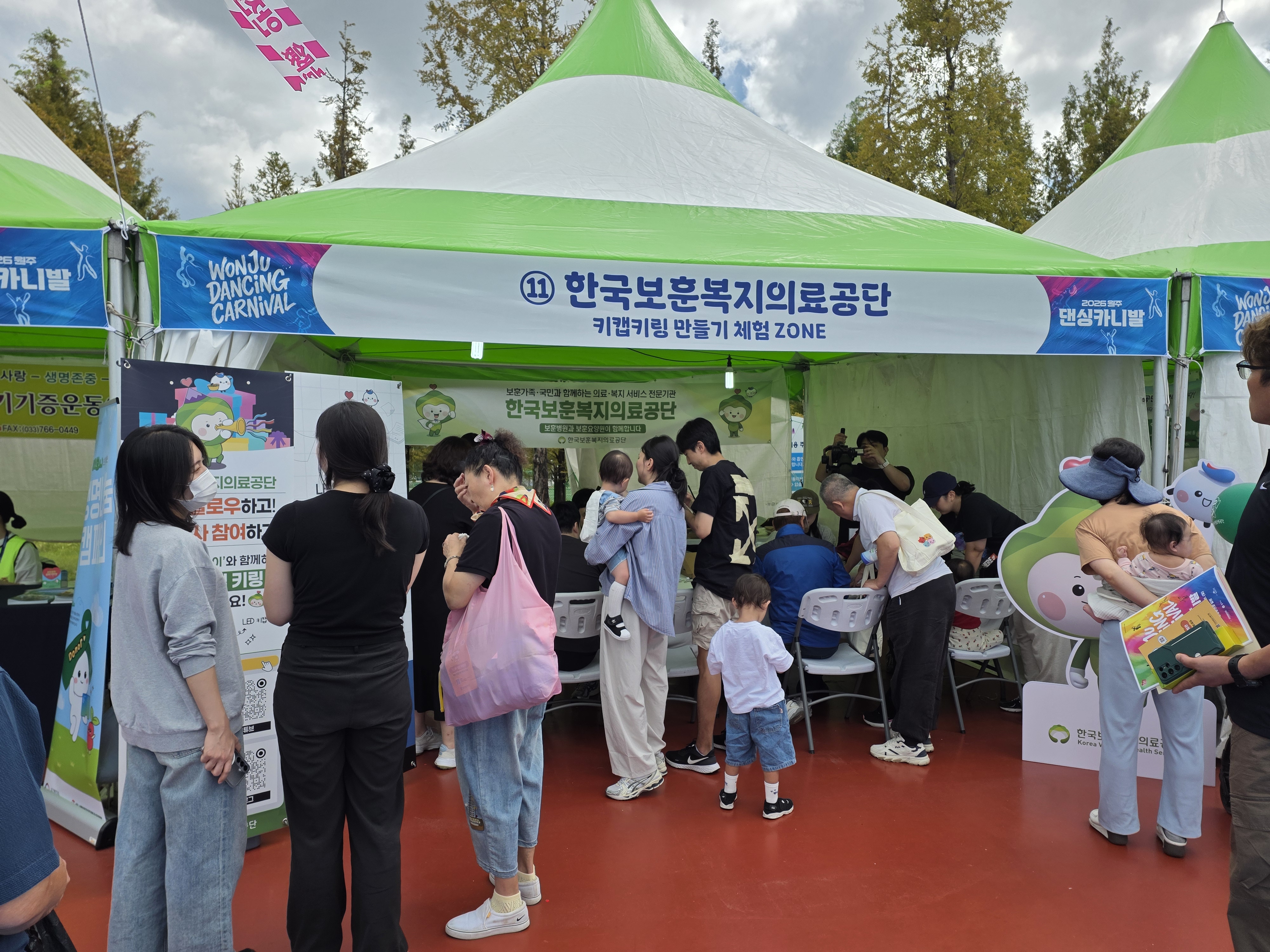 한국보훈복지의료공단은 9월 18일부터 20일까지 원주 따뚜공연장 일원에서 열리는 ‘2026 원주 댄싱카니발’에서 체험형 홍보 부스를 운영한다고 19일(토) 밝혔다. 보훈공단은 19일(토)과 20일(일) 이틀간 부스를 통해 지역 주민과 소통하며 보훈공단의 역할을 알린다.