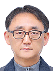 Prosthetics & Orthotics Center Director Lee Geun-hyeong